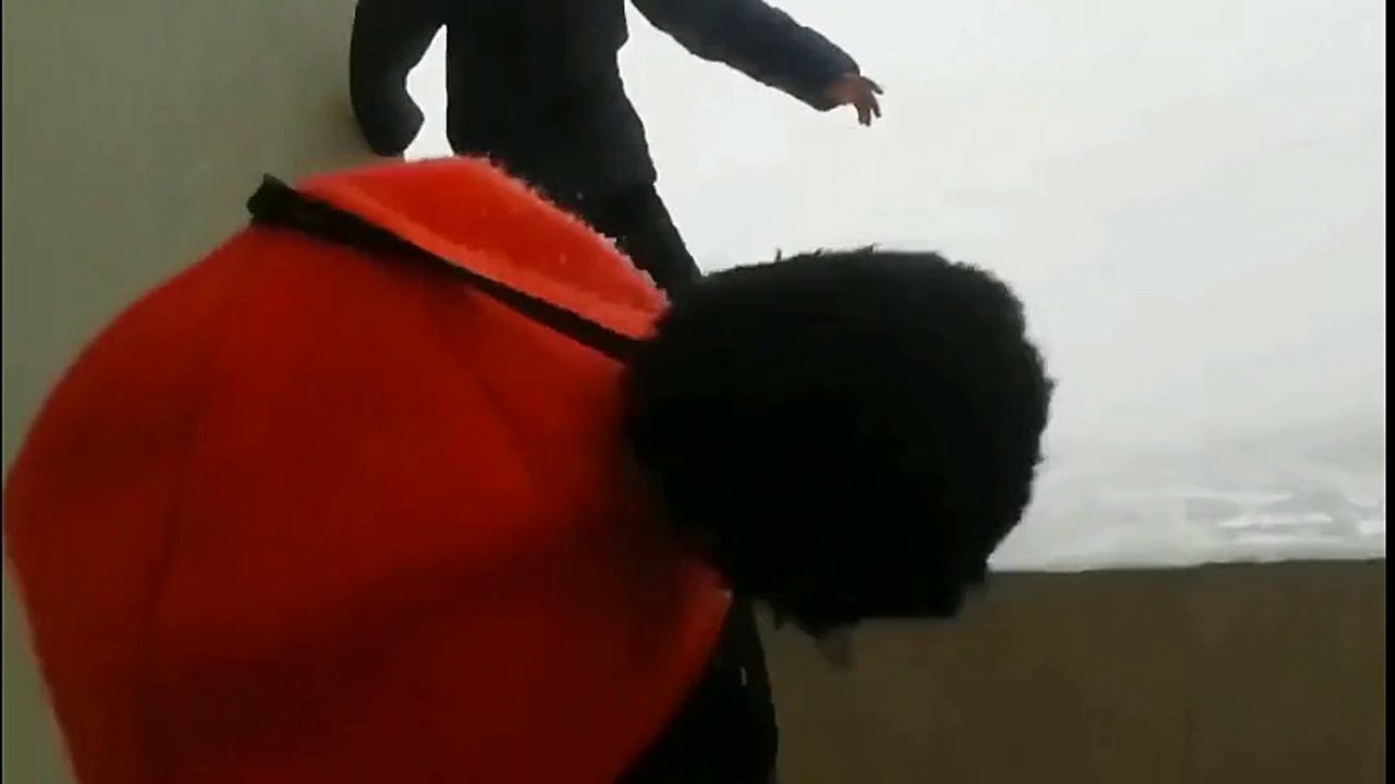 Cet enfant inconscient risque sa vie pour une vidéo