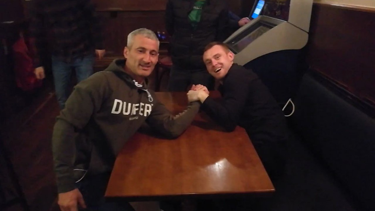 Cet homme se casse le bras pendant un bras de fer