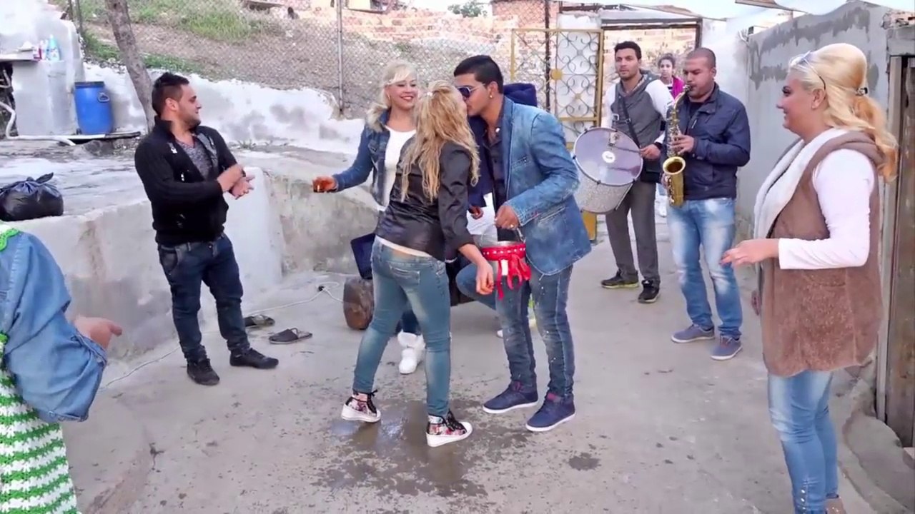 Gelen giden öpüyor bu ne biçim gelenek