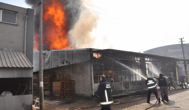 Bursa'da mobilya fabrikası küle döndü