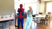 Evil Twin Elsa vs Elsa Maléfica Broma Divertida Película de Superhéroes En la Vida Real En 4K