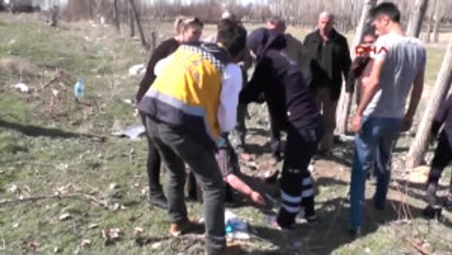 Direksiyon Başında Sigara Yakmak Isterken Otomobil Tarlaya Uçtu: 2 Yaralı