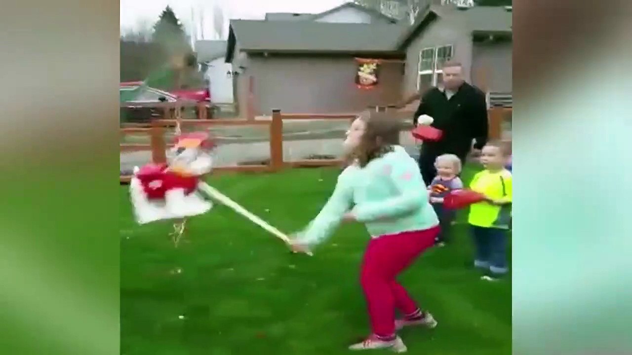 bébé est mort de rire quand sa sœur essaie de casser la pinata !