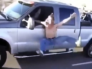 Ce taré sort de son 4x4 et fait des acrobaties en roulant !