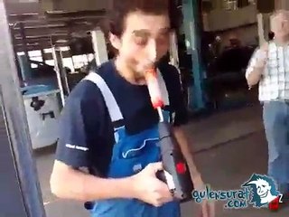 Matkapla Dondurma Yiyen Adam