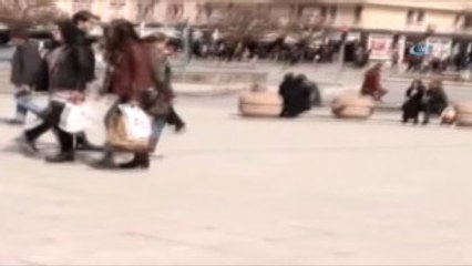 Yolda Erkek Arkadaşı Tarafından Şiddete Uğrayan Kadını, Onlarca İnsan Görmemezlikten Geldi