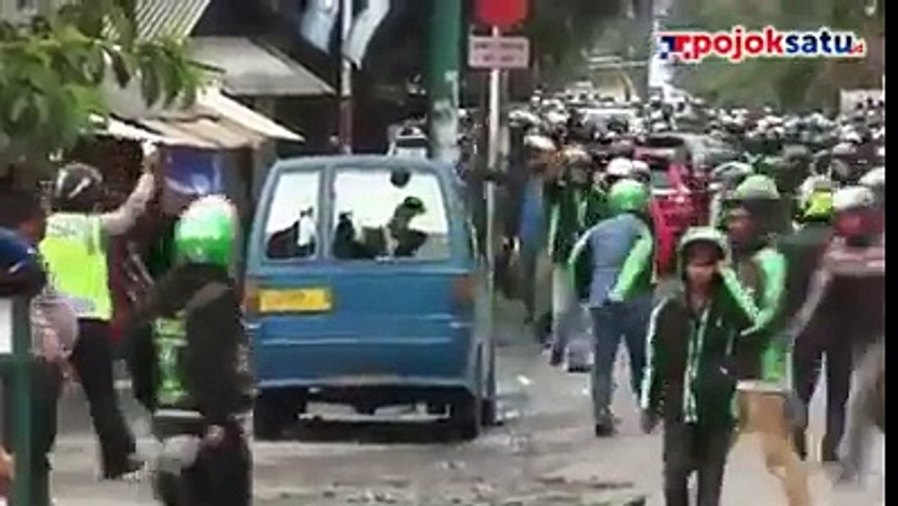 Detik-detik Mencekam Video Perang Batu Ojek Online Vs Angkot Bogor 1