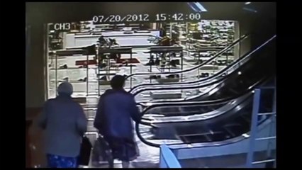 Dumb Old woman in escalator ! Ridiculous !