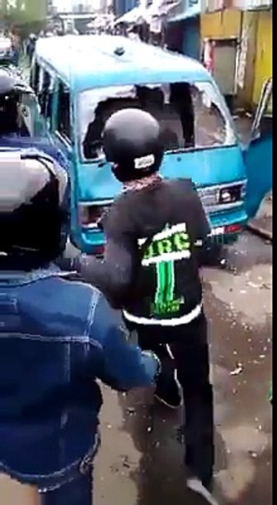 Detik-detik Mencekam Video Perang Batu Ojek Online Vs Angkot Bogor 2