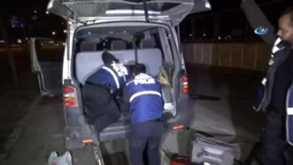 Minibüsün Her Yerinden Kaçak Sigara Çıktı