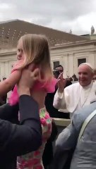 Le Pape François s'est fait voler sa calotte par une enfant