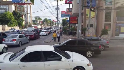 Des piétons grimpent sur le capot d’une voiture gênante