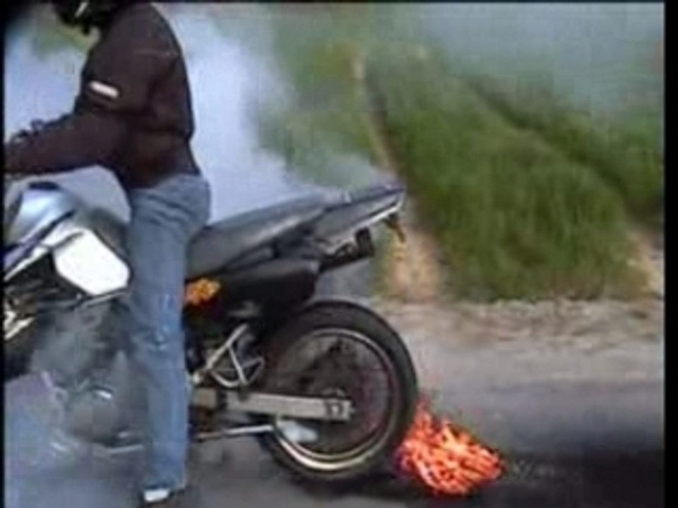 Supermotard klr en burn au feu