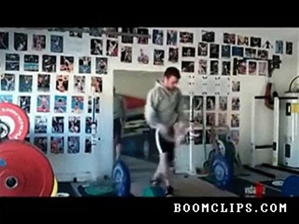 guy_accidentally_smashes_his_mirror