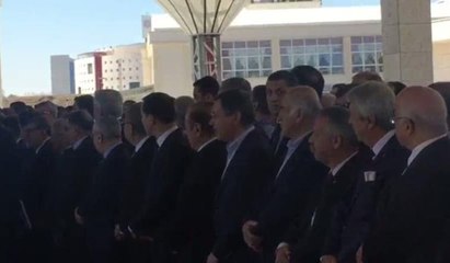 Melih Gökçek Hisarcıklıoğlu'nun annesinin cenazesinde sakız çiğnedi