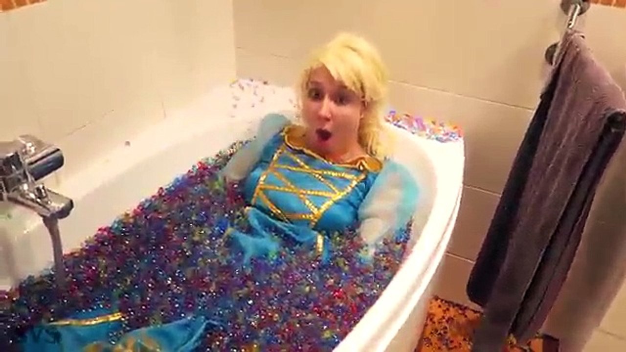 SPIDERMAN LOSES HIS HEAD! w/ Frozen Elsa Pink Spidergirl Maleficent & Joker Candy Superhero Fun