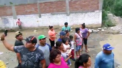 Un homme tente de traverser une rivière avec sa voiture