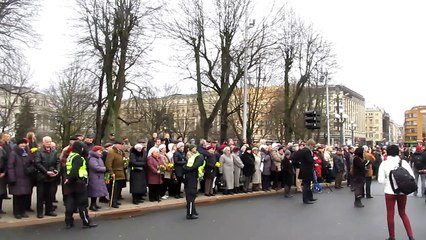 речь от репрессированных 25 3 2014 у памятника Свободе в Риге