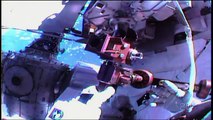 Dois astronautas da ISS caminham no espaço