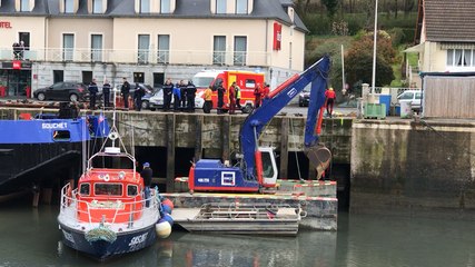 Une voiture tombe dans le port