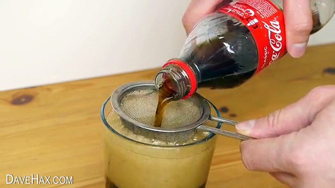 Un homme met une dent dans une de bouteille de Coca-Cola mais quand il la retire le résultat vous laisse sans voix