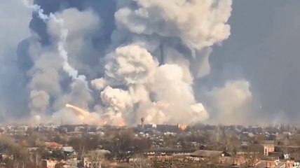 Explosion d'un dépôt d'armes à feu.