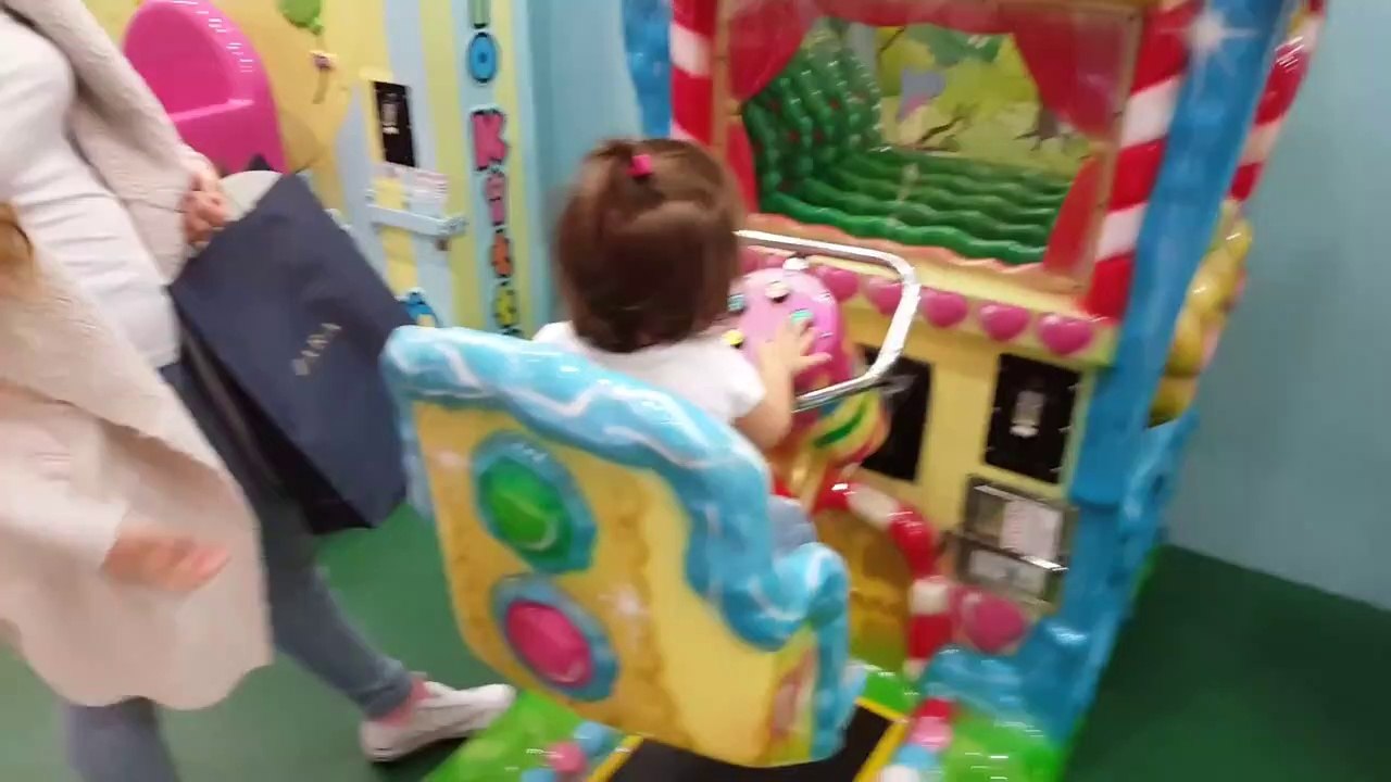 Jugando en las atracciones de Hello Kitty | Playing Hello Kitty attractions | Diario de Gabri y Eli