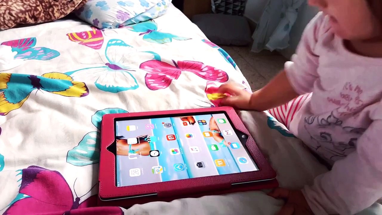 Jugando con el IPAD | Playing with the IPAD | Diario de Gabri y Eli