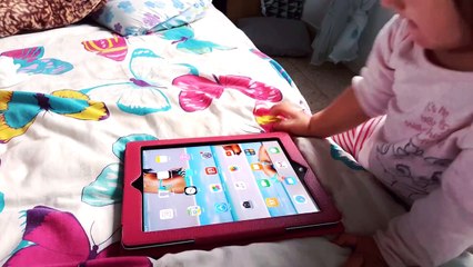 Jugando con el IPAD | Playing with the IPAD | Diario de Gabri y Eli