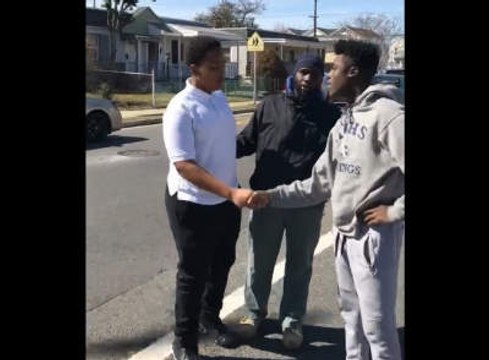 Un passant arrête une bagarre entre deux jeunes et les oblige à se réconcilier