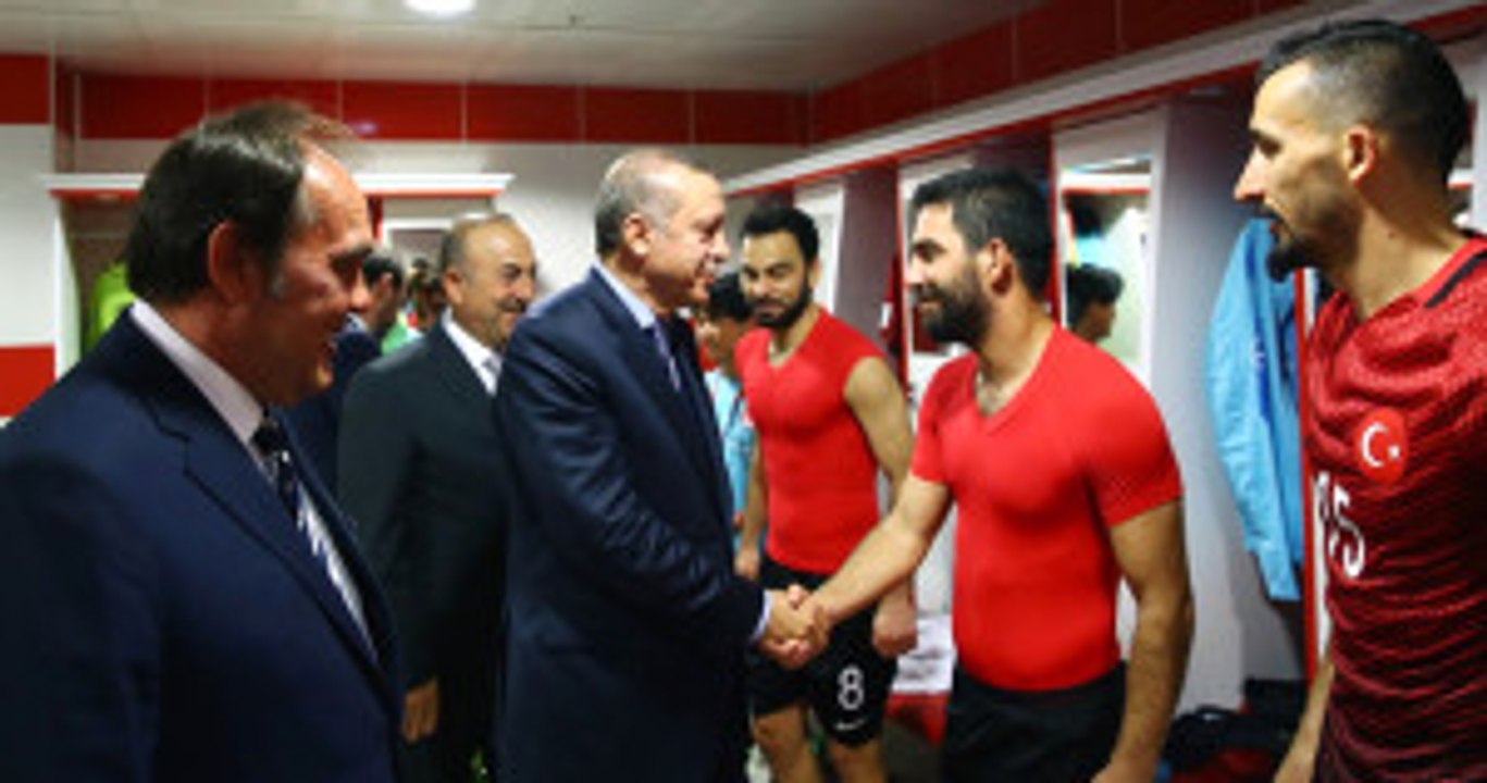 Cumhurbaşkanı Erdoğan, Soyunma Odasına İndi, Millilere Başarılar Diledi