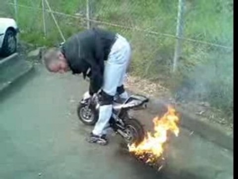 Pocket bike en burn enflamé