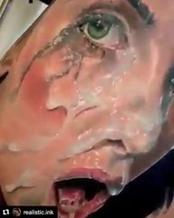 Esse cara é fã da senhora sua irmã e tatuou a mesma na perna