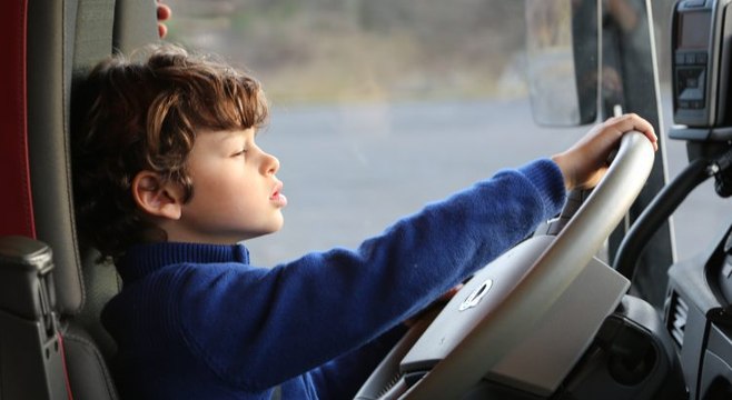 Camion [TEST VIDEO] : peut-on faire conduire un poids lourd à un enfant ? (Volvo Trucks FH500)