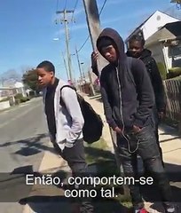 Dois moleques brigando na rua.