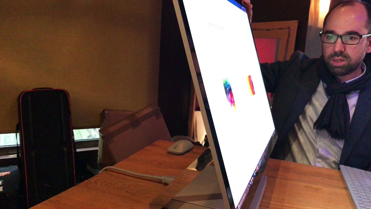 Le Surface Studio est monté sur deux bras articulé permettant de l'incliner jusqu'à 20 degrés