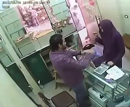 ‫اس دکاندار کے ساتھ ایسا کیا ہوگیا کہ یہ لڑکی اسکو ہمیشہ یاد رہے گی سیکورٹی کیمرا فوٹیج دیکھیں .‬