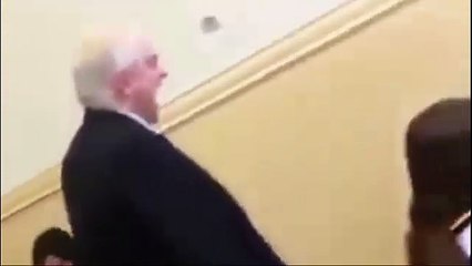 معلم يوقظ طالبة بطريقة غريبة