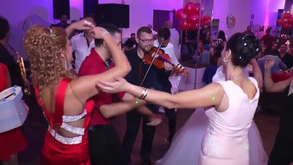 Kırmızılı kız yine düğünü coşturuyor