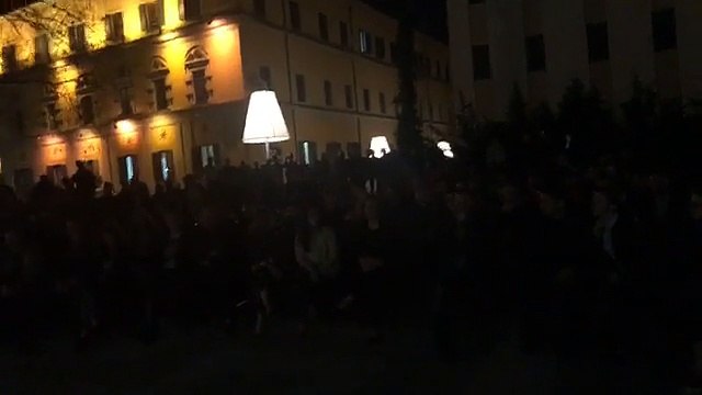 Video/ Pas dorëzimit të detyrës, Saimir Tahiri “harbohet” me të rinjtë