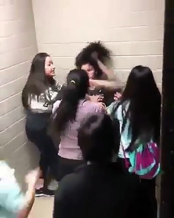Girls Fight in College Washroom
