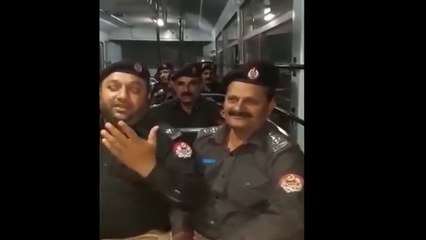 ---Amazing Voice Police Man Singing Naat Very Beautiful l Voice Of Pakistani Police 2017 - Urdu Naat