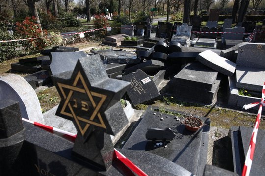 Pantin : un camion dégrade une dizaine de tombes juives