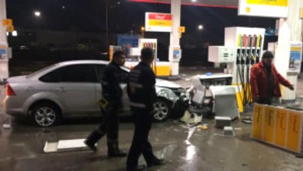 Önce Bir Jeep ile Çarpıştı Sonra Akaryakıt İstasyonuna Girdi