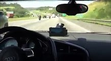 Au volant de son Audi R8 il défie deux motards sur l'autoroute