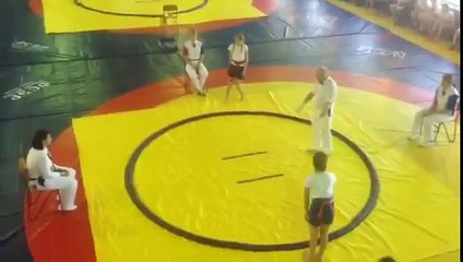 La brutal patada que fulminó al árbitro en un combate de judo femenino