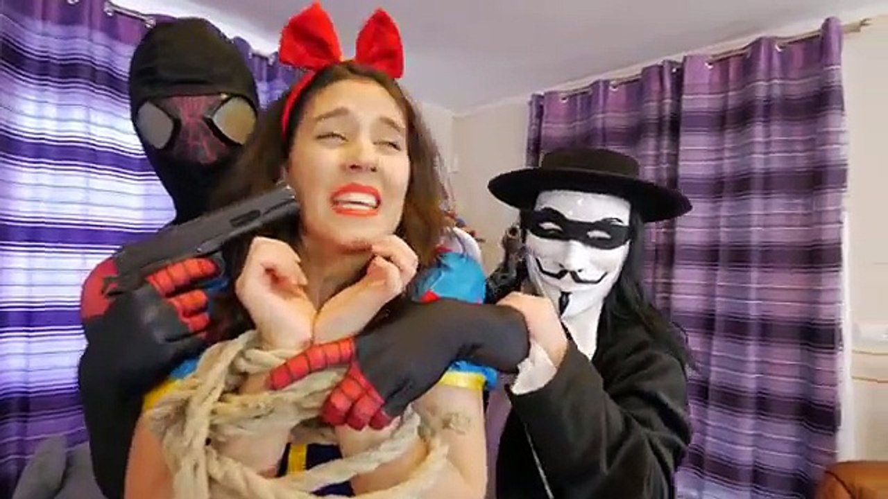Spiderman and Snow White GUNSHOT WAR DREAM! w/ Frozen Elsa CatWoman FUN IRL Superhero in R
