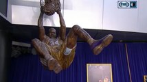 Develan estatua de Shaquille O'Neal en el STAPLES Center