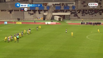 Coup franc tiré dans surface adverse