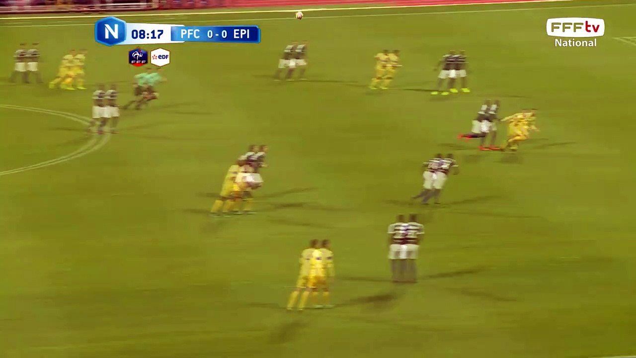 Belle action mais le centre est dévié par le défenseur